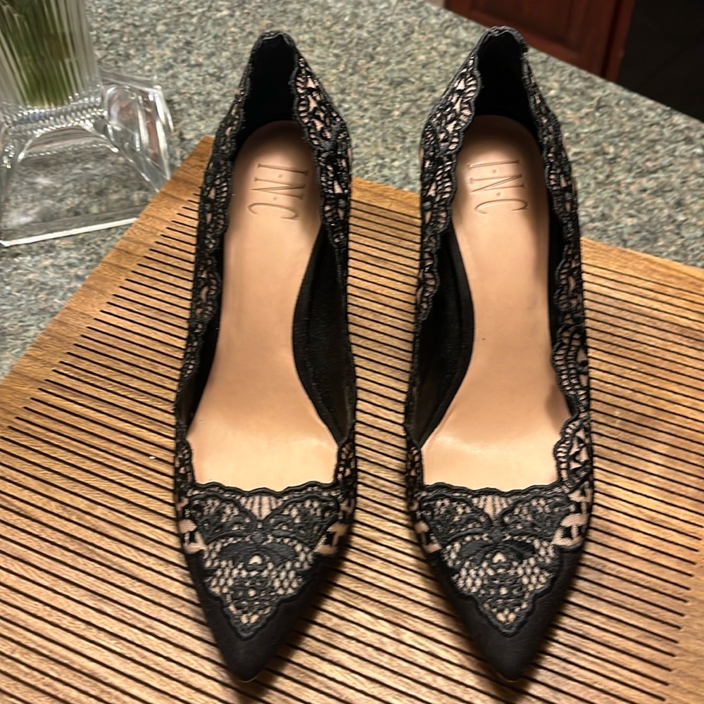 Black lace pumps 7.5